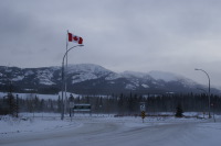カナダの国旗と雪山