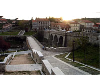 城壁の前の橋