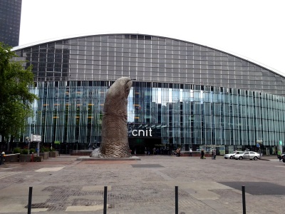 国立産業技術センター (CNIT)の親指の銅像