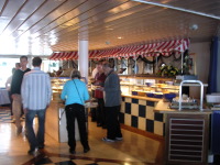 船内のビュッフェレストラン